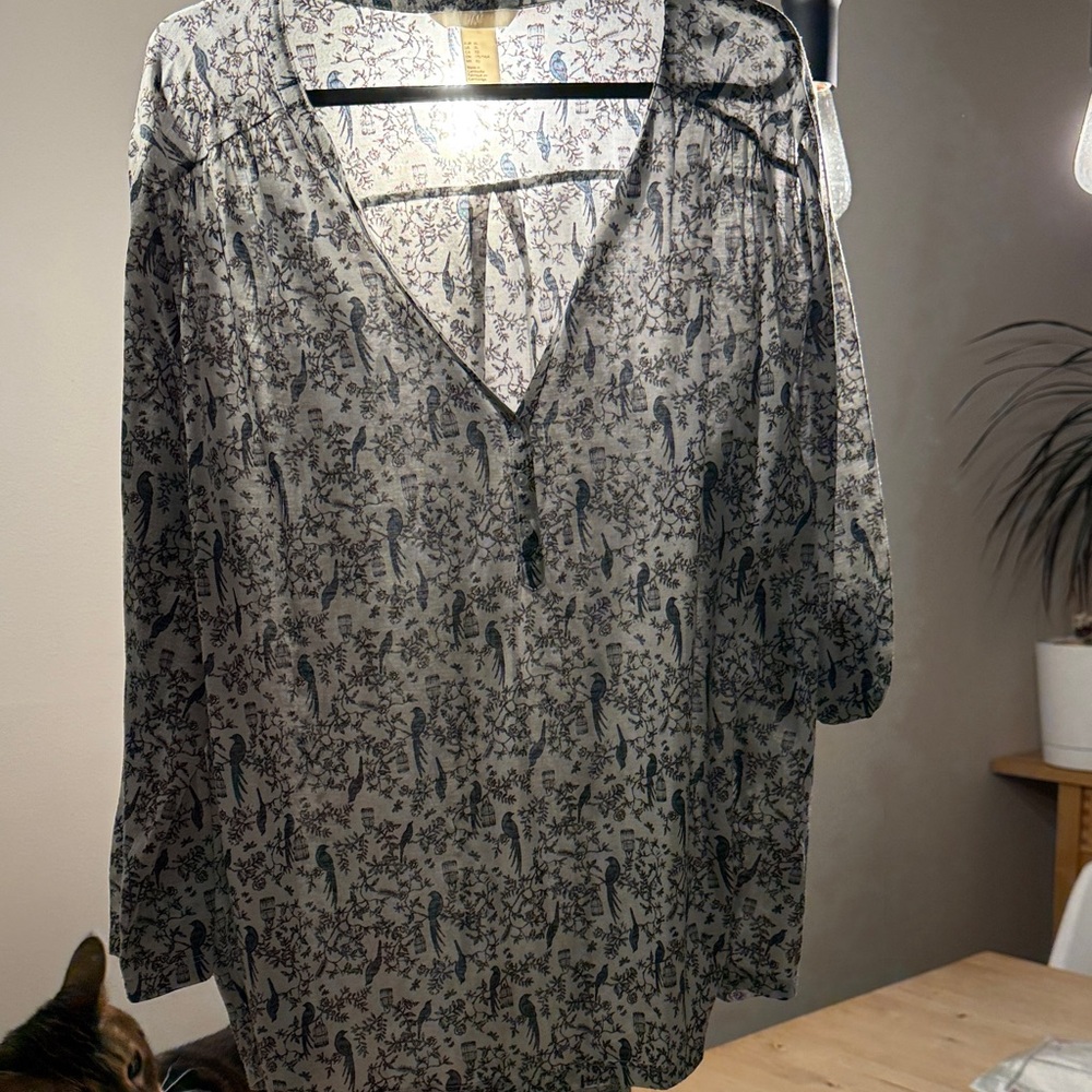 H&M Black and White Patterned V-Neck Blouse